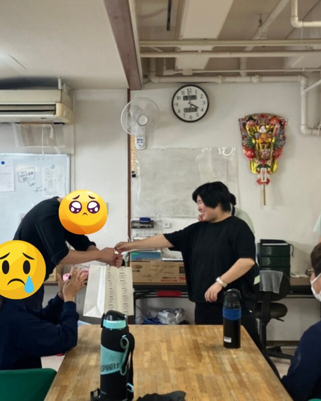 こんにちは☀
今日は7月末で退所された利用者さんの送別会の様子をご紹介します。
いつも笑顔が素敵で、よく歌を聞かせてくれた方でした🎶
送別会では、一部の職員が思わず涙…😢
これからも元気に、あなたらしく過ごしてくれることを願っています✨
またいつでも顔を見せに来てくださいね💐

#名古屋ライトハウス #名古屋ライトハウス明和寮 #愛知県 #名古屋 #港区 #障害 #福祉 #就労移行 #就労移行支援 #求人 #正社員 #土日祝休み #あおなみ線 #駅近 #稲永 #残業なし#送別会 #卒業おめでとう #福祉作業所 #新しい一歩