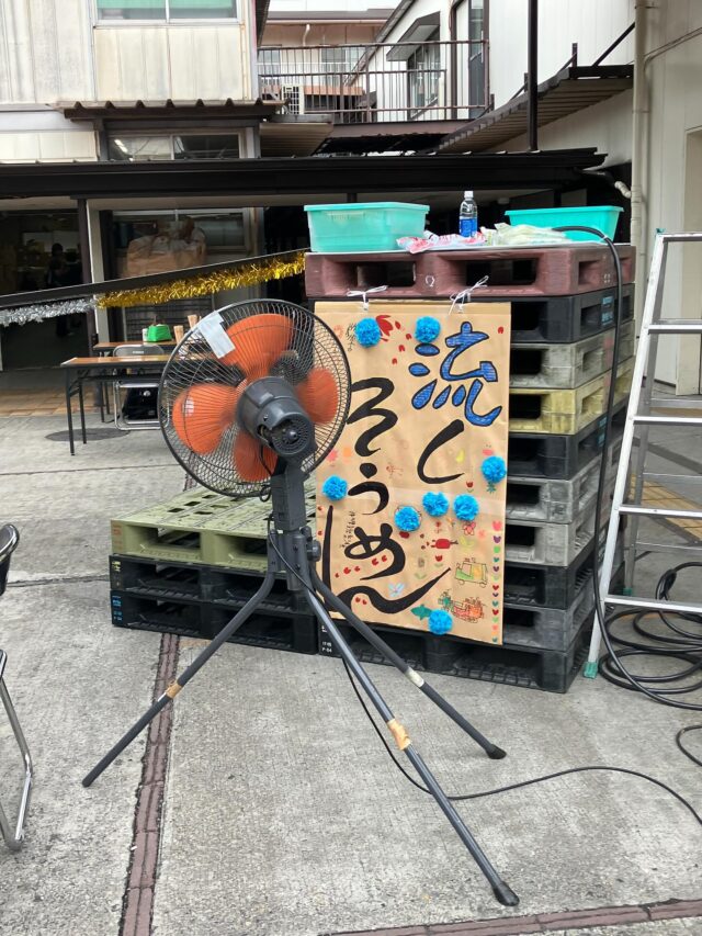 先週の水曜日に行われましたもぐもぐ祭りの写真を投稿します
フランクフルトや焼肉などのフードの提供から輪投げなどのレクリエーションなども行いました
流しそうめんが普段やらないことをやれたと利用者さんからも大好評
暑い中での実施でしたがみなさん楽しまれたみたいでよかったです
