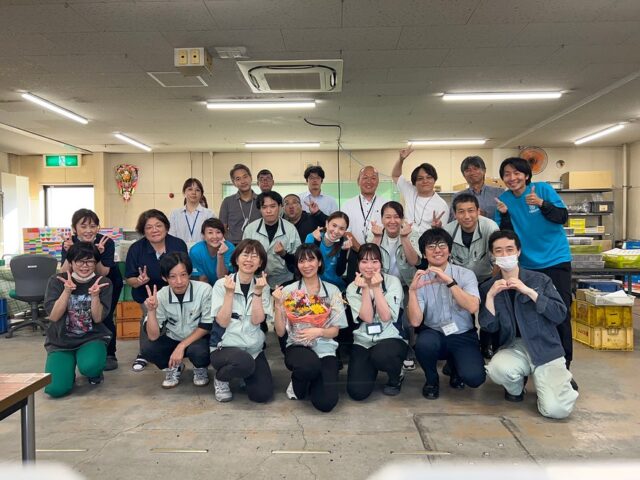 🌸職員退職のお知らせ🌸

新卒から3年間、明和寮で共に歩んでくださった職員さんが退職されました。
利用者の皆さまから愛され、職員仲間からも信頼される存在。
その温かい人柄や誠実な姿勢は、日々の仕事の中に表れていました。

退職の日には多くの方々が集まり、花道をつくって見送りました💐
これまでのご尽力に心から感謝するとともに、
新しい道でのご活躍をお祈りしています！

#ありがとう #感謝 #新たな旅立ち #明和寮