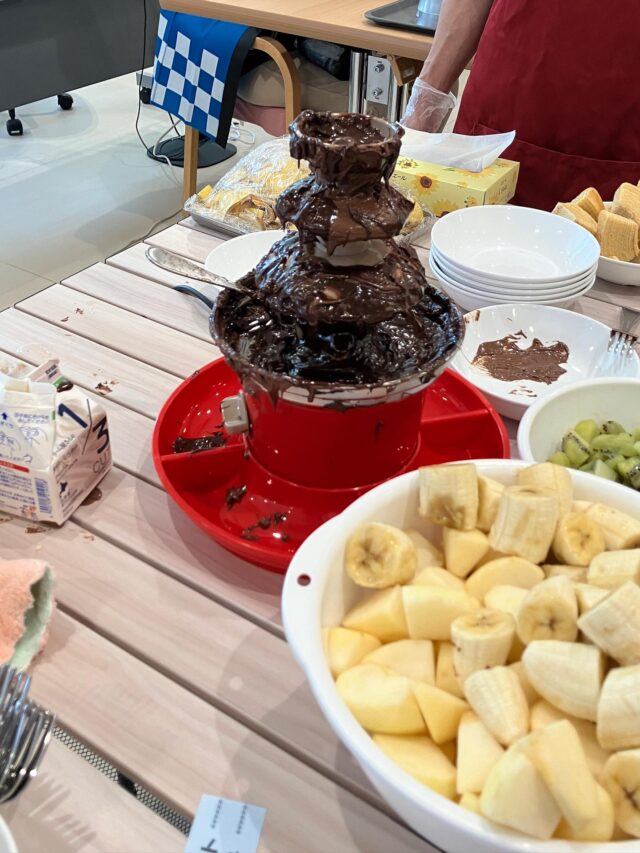 今日は、いつも清掃させていただいている クリエイト東茶屋さん に行ってきました✨
ちょうどお祭りが開催されていて、思わず飛び入り参加🎉
こっそり チョコバナナ もいただいちゃいました🍫🍌（美味しかったです！）

もちろん、しっかり清掃もしてきました🧹✨
地域のみなさんとつながれる、こんな時間もとても嬉しいです☺