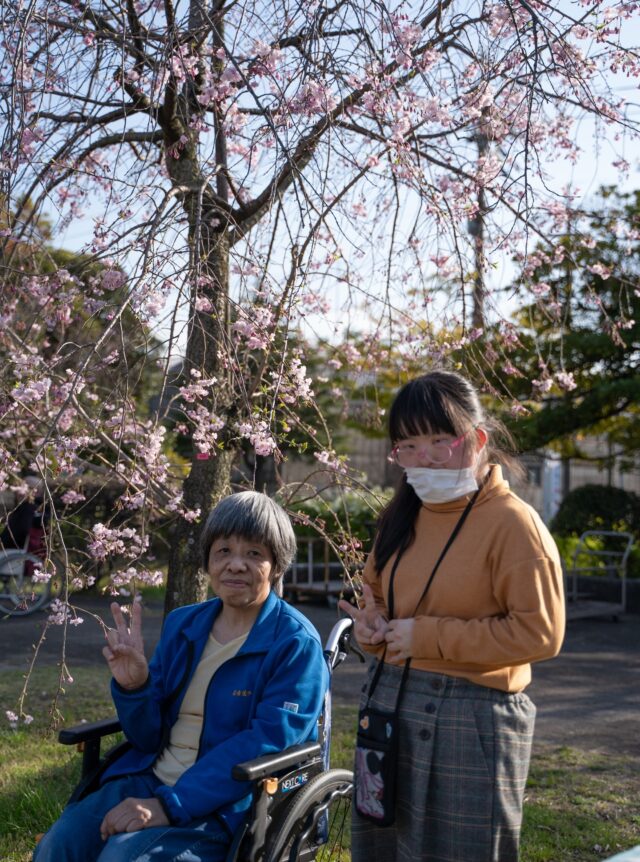 🌸 明和寮でお花見パーティーを開催しました！ 🌸

今年は総勢80名近い利用者さんが参加してくださり、とっても賑やかで盛大な会になりました✨ みんなで一緒に見上げる桜は格別ですね！

お花見といえば、やっぱり美味しいものは欠かせません🤤
定番の三食団子🍡をはじめ、冷えたビール🍻、ピザ🍕、そしてたくさんのお菓子🍪をご用意しました！満開の桜の下、みんなで食べるごはんは最高です🌸

さらに、今回一番の盛り上がりを見せたのが「じゃんけん大会」✊✌️✋！
白熱したバトルに、会場中が歓声と笑顔に包まれました😆 大盛況で幕を閉じ、また一つ素敵な思い出が増えました♪

これからも明和寮では、皆さんが笑顔になれるような楽しいイベントを企画していきます！次回のイベントもお楽しみに✨

#明和寮 #お花見 #お花見パーティー #桜 #満開の桜 #三食団子 #じゃんけん大会 #笑顔満開 #春の訪れ #楽しい時間 #施設イベント #レクリエーション #春の思い出